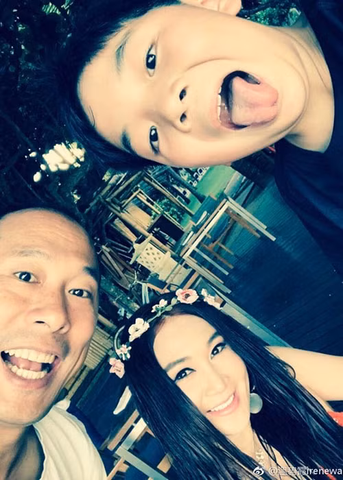 Hình ảnh vợ chồng Ôn Bích Hà hạnh phúc bên con trai nuôi.