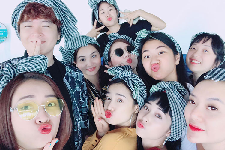 Nhã Phương vui vẻ bên gia đình, bạn bè sau ồn ào tình ái của Trường Giang.