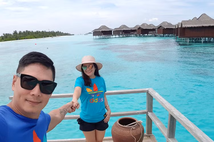 Đăng tải khoảnh khắc bên vợ, Bình Minh để lại dòng chú thích ngọt ngào: "Nắm tay nhau đi khắp thế gian".