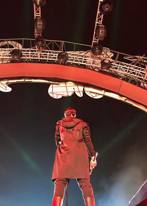 Bị tố gạ tình Phạm Lịch, tối ngày 28/4, Phạm Anh Khoa xuất hiện và trình diễn trong đêm nhạc ở Hạ Long.