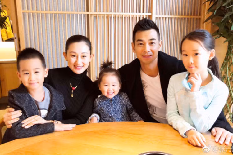 Sau 12 kết hôn, Trương Lộ Đan sinh cho Triệu Văn Trác 3 người con: 2 gái, 1 trai. Ảnh: Weibo