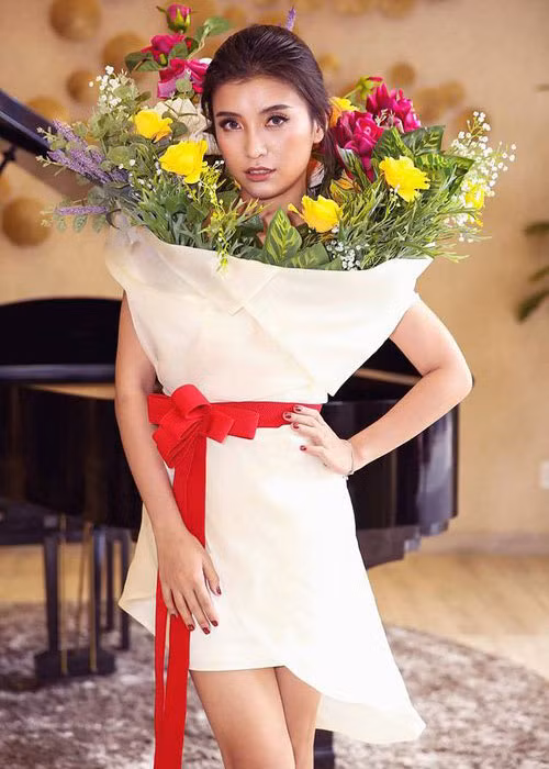 Năm 2017, nữ ca sĩ Tiêu Châu Như Quỳnh từng khiến giới mộ điệu phát hoảng khi diện trang phục đạo nhái của thương hiệu Moschino. Nhiều cư dân mạng chê Tiêu Châu Như Quỳnh mặc như bình hoa di động. Ảnh: Dân Việt