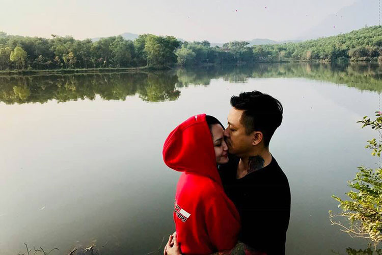 Khoảnh khắc giọng ca "Nắm lấy tay anh" ôm chặt bà xã trong một chuyến du lịch.