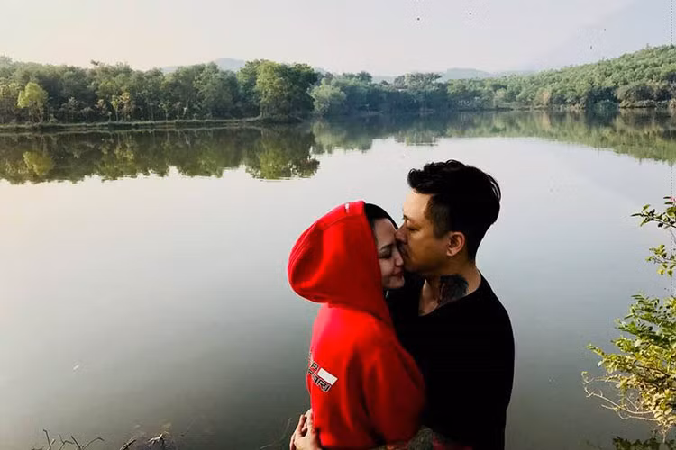 Khoảnh khắc giọng ca "Nắm lấy tay anh" ôm chặt bà xã trong một chuyến du lịch.