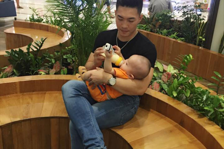 Quốc Cơ khéo léo chăm sóc con trai giúp bà xã.