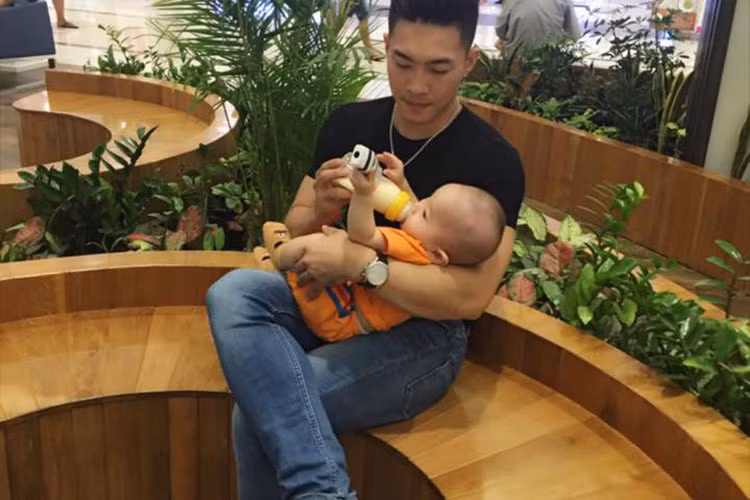 Quốc Cơ khéo léo chăm sóc con trai giúp bà xã.