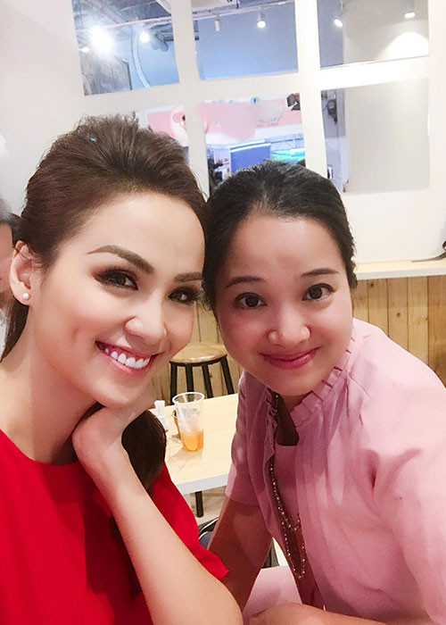 Lưu Diễm Hương khen vợ của Quốc Cơ duyên dáng từ TV đến ngoài đời.