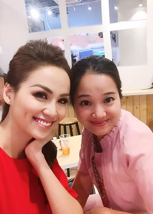 Lưu Diễm Hương khen vợ của Quốc Cơ duyên dáng từ TV đến ngoài đời.