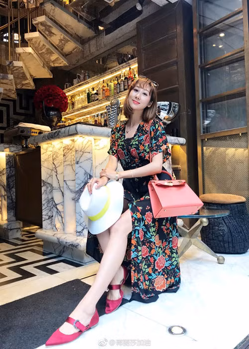 Bà xã của tài tử phim "Thiên long bát bộ" ngày càng đẹp mặn mà.