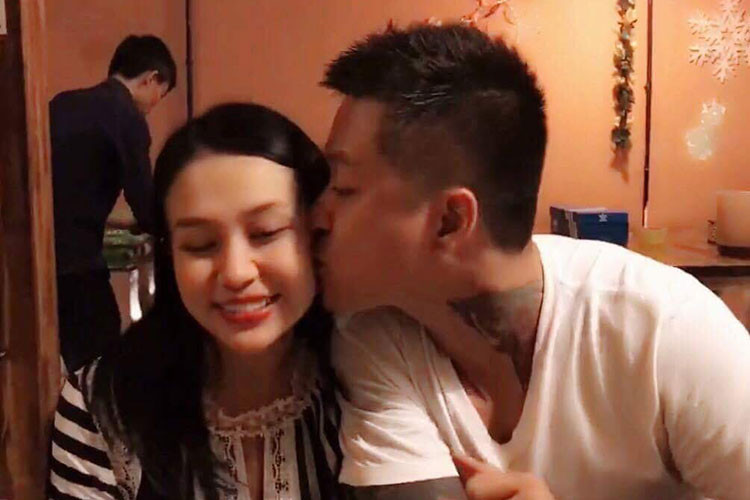 Đã 4 năm sau đám cưới, vợ chồng Tuấn Hưng - Hương Baby vẫn ngọt ngào bên nhau như hồi mới yêu.