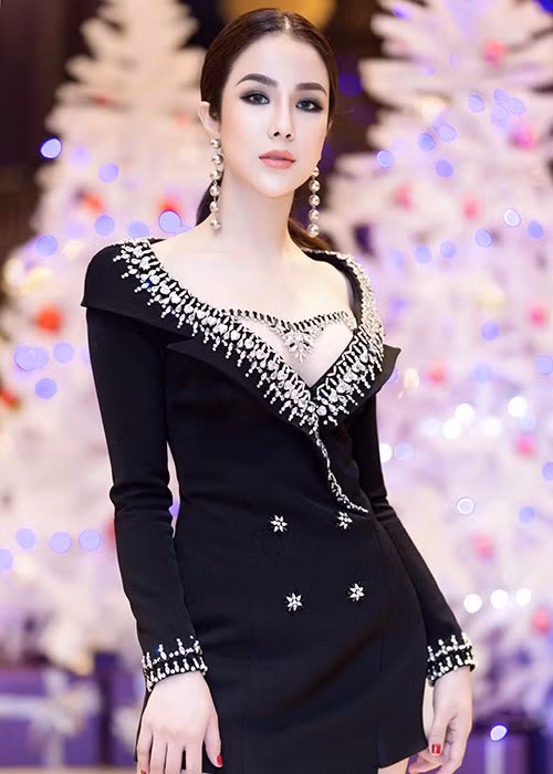 Dù Diệp Lâm Anh phủ nhận phẫu thuật thẩm mỹ như tin đồn nhưng không khó để nhận ra gương mặt của cô khác trước nhiều. Ảnh: FBNV