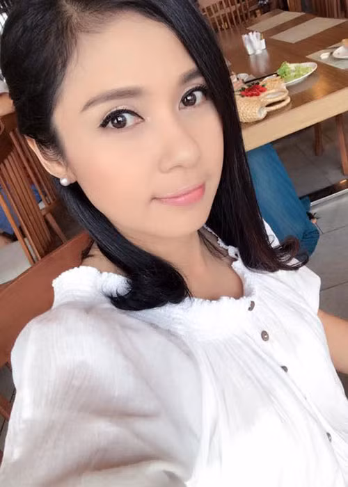 Việt Trinh chia sẻ: "1 mình thì sao? Thì ế chứ sao. Thức dậy 1 mình ở 1 nơi xa".