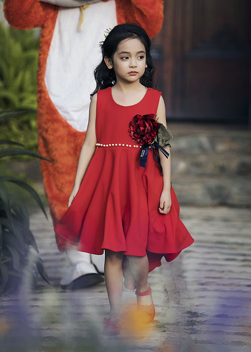 Ngoài Alex, Chu Diệp Anh cũng là một trong những mẫu nhí của buổi diễn mở màn.