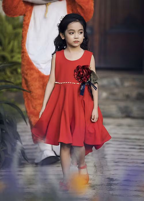 Ngoài Alex, Chu Diệp Anh cũng là một trong những mẫu nhí của buổi diễn mở màn.