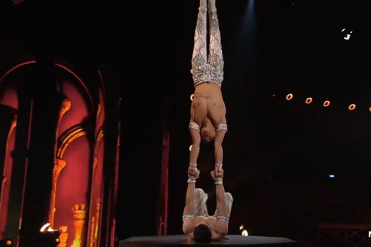 Tại showtime, hai anh em nghệ sĩ xiếc thực hiện những màn chống đỡ, nâng đẩy đẹp mắt. Ảnh: BTC