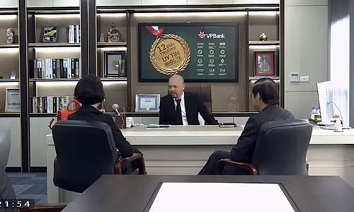 "Tình khúc Bạch Dương" quảng cáo quá lộ liễu ngân hàng VPBank. Ảnh: Zing