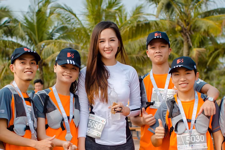 Người đẹp sinh năm 1987 thân thiện chụp ảnh cùng các bạn trẻ tham gia chạy bộ.