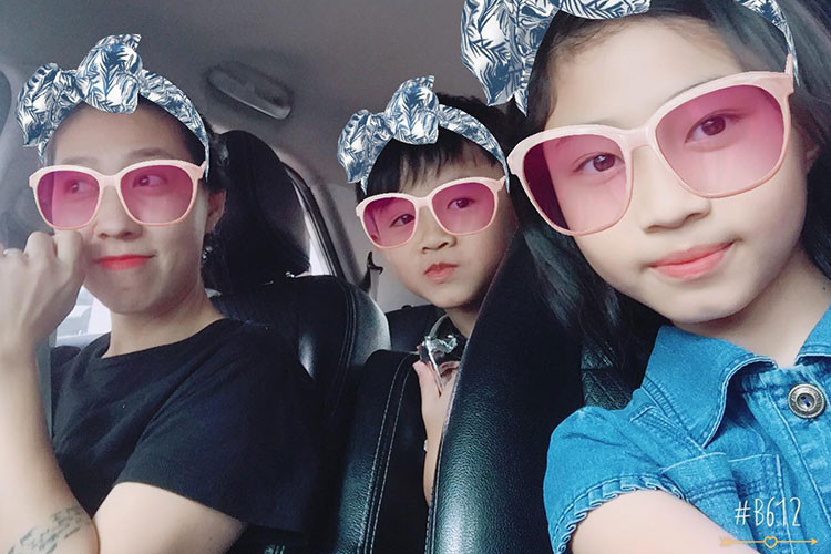 Hai con của Phạm Anh Khoa và Thùy Trnag ngày càng kháu khỉnh.