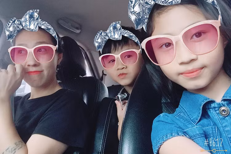 Hai con của Phạm Anh Khoa và Thùy Trnag ngày càng kháu khỉnh.