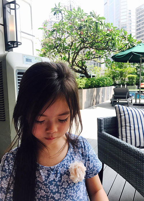 Hàng mi dày, cong vút tự nhiên của bé Sol cũng khiến nhiều người ao ước.