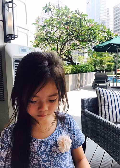 Hàng mi dày, cong vút tự nhiên của bé Sol cũng khiến nhiều người ao ước.