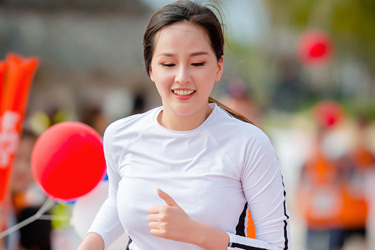 Hoa hậu Việt Nam 2006 diện trang phục thể thao tham gia chạy bộ.