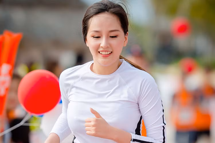 Hoa hậu Việt Nam 2006 diện trang phục thể thao tham gia chạy bộ.