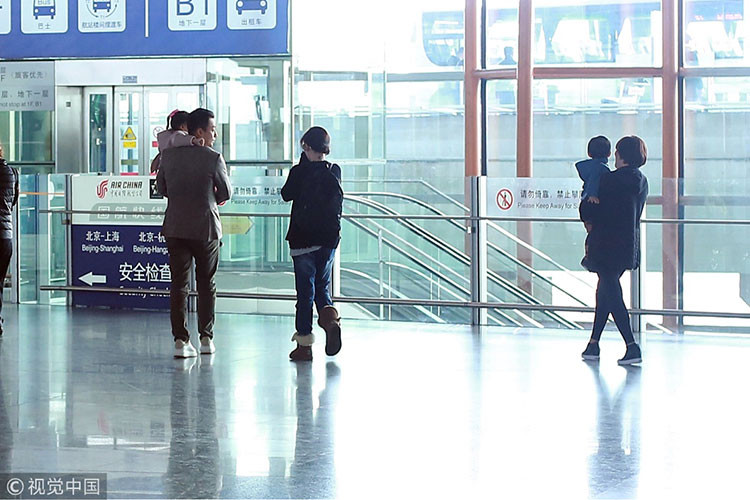 Nữ diễn viên xuất hiện tại sân bay Bắc Kinh cùng ông xã Uông Tiểu Phi và các con. Ảnh: 163