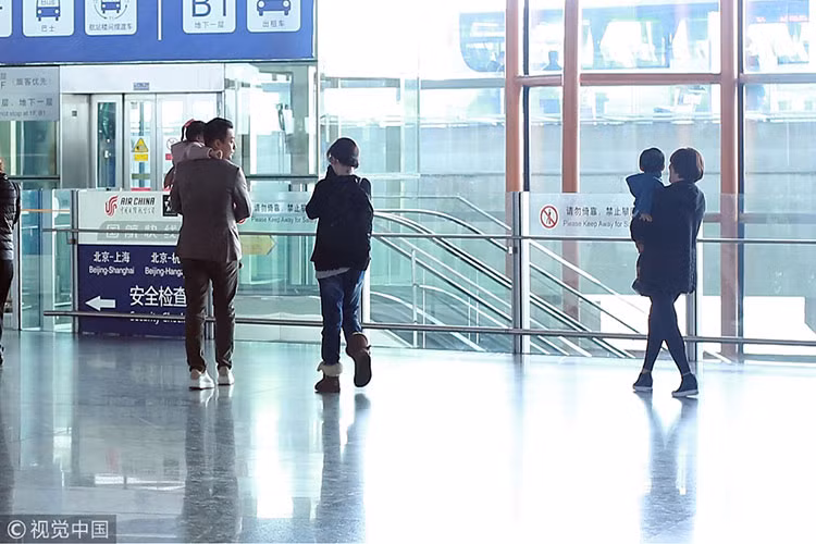 Nữ diễn viên xuất hiện tại sân bay Bắc Kinh cùng ông xã Uông Tiểu Phi và các con. Ảnh: 163