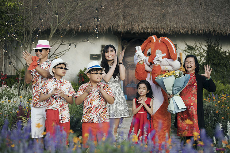 Tham gia trình diễn, gia đình Xuân Bắc đều diện chung 1 mẫu thiết kế đậm chất mùa hè.