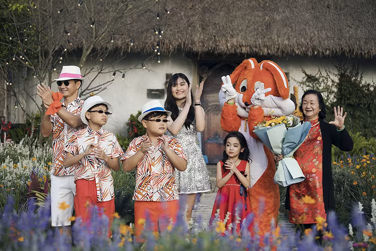 Tham gia trình diễn, gia đình Xuân Bắc đều diện chung 1 mẫu thiết kế đậm chất mùa hè.