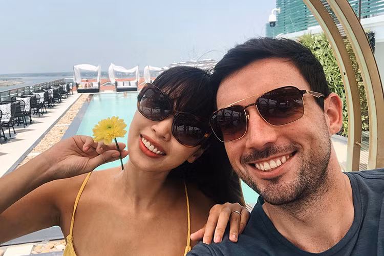 Vợ chồng sao Việt Hà Anh tận hưởng chuyến nghỉ dưỡng.