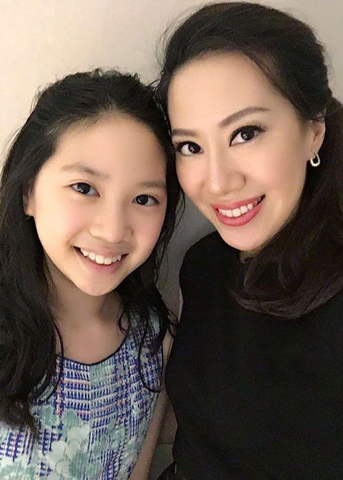 Jasmine chơi đàn piano và nhảy rất giỏi khiến vợ chồng Chân Tử Đan vô cùng tự hào. Ảnh: Weibo