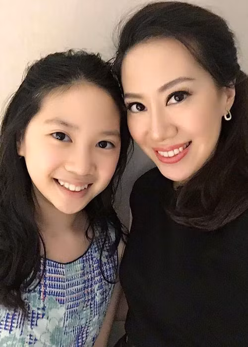 Jasmine chơi đàn piano và nhảy rất giỏi khiến vợ chồng Chân Tử Đan vô cùng tự hào. Ảnh: Weibo