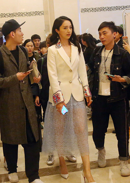 Đổng Tuyền trò chuyện cùng trợ lý, giữ im lặng khi được hỏi về lùm xùm của ông xã. Ảnh: 163