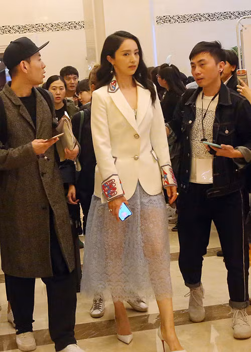 Đổng Tuyền trò chuyện cùng trợ lý, giữ im lặng khi được hỏi về lùm xùm của ông xã. Ảnh: 163