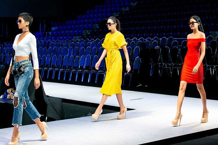 Đây cũng là lần đầu tiên H'hen Niê, Mâu Thủy và Hoàng Thùy hội ngộ trên sàn diễn thời trang sau khi rời Hoa hậu Hoàn vũ Việt Nam 2017.