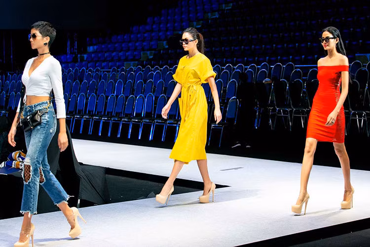 Đây cũng là lần đầu tiên H'hen Niê, Mâu Thủy và Hoàng Thùy hội ngộ trên sàn diễn thời trang sau khi rời Hoa hậu Hoàn vũ Việt Nam 2017.