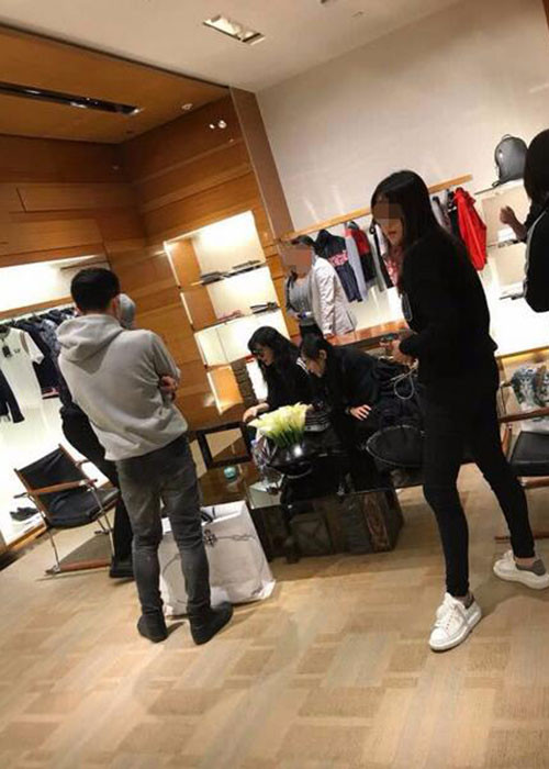 Phạm Băng Băng ngồi đợi trong lúc Lý Thần thử trang phục. Được biết, cô lựa chọn khá nhiều đồ cho bạn trai. Ảnh: Ifeng