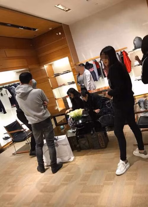 Phạm Băng Băng ngồi đợi trong lúc Lý Thần thử trang phục. Được biết, cô lựa chọn khá nhiều đồ cho bạn trai. Ảnh: Ifeng