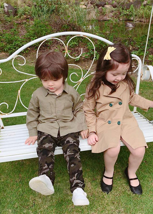 Bé Túc Mạch rất quấn quýt chị gái Mộc Trà.