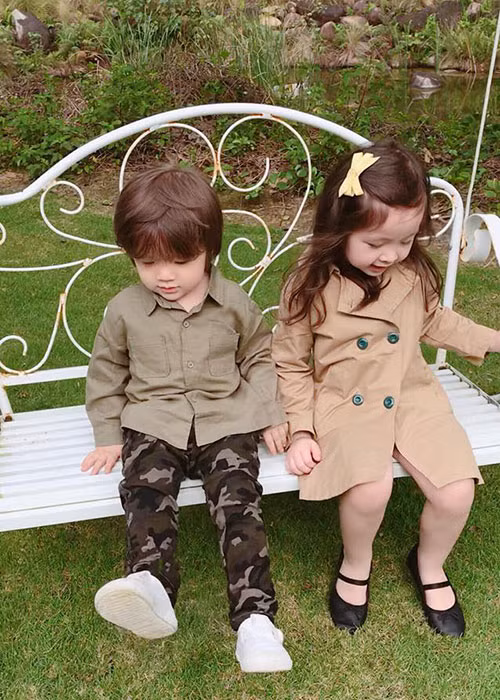 Bé Túc Mạch rất quấn quýt chị gái Mộc Trà.