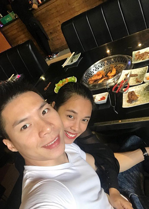 Quốc Nghiệp và Ngọc Mai gặp nhau lần đầu năm 2011. Sau những lần lưu diễn chung, cả hai bắt đầu trở nên thân thiết.