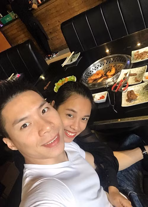 Quốc Nghiệp và Ngọc Mai gặp nhau lần đầu năm 2011. Sau những lần lưu diễn chung, cả hai bắt đầu trở nên thân thiết.