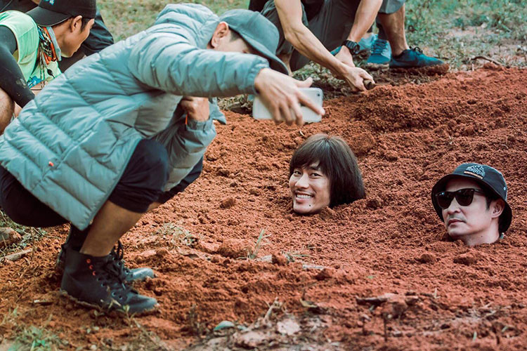 Kiều Minh Tuấn - Huy Khánh biểu cảm khác nhau khi được chụp ảnh trên phim trường.