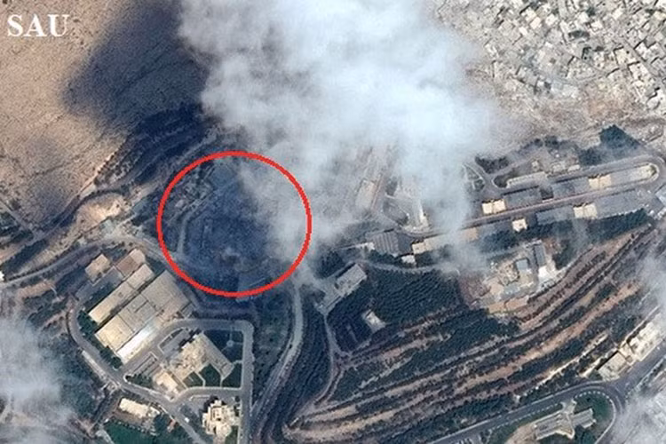 Chính phủ Syria cho biết phần lớn các tên lửa của liên quân trong vụ không kích Syria đã bị bắn hạ, các cơ sở của chính phủ không bị thiệt hại nghiêm trọng. Tuy nhiên, hình ảnh vệ tinh cho thấy một thực tế khác. Trung tâm nghiên cứu khoa học Barzah, ngoại ô thủ đô Damascus, là một trong các mục tiêu Syria bị không kích nặng nề. "Đánh giá ban đầu cho thấy mục tiêu này đã bị phá hủy hoàn toàn", Trung tướng Kenneth McKenzie, quân đội Mỹ, nhận định. Ảnh: Digital Globe