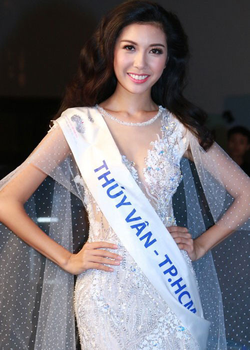 Thúy Vân cũng bước ra từ cuộc thi Hoa khôi Áo dài Việt Nam 2014 giống Lan Khuê. Tại cuộc thi này, Thúy Vân giành danh hiệu á khôi. Ảnh: Khám phá