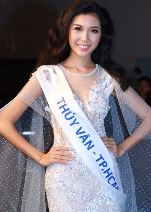 Thúy Vân cũng bước ra từ cuộc thi Hoa khôi Áo dài Việt Nam 2014 giống Lan Khuê. Tại cuộc thi này, Thúy Vân giành danh hiệu á khôi. Ảnh: Khám phá