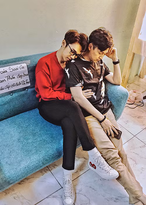 Minh Xù, Ngô Kiến Huy thân thiết trên trường quay.