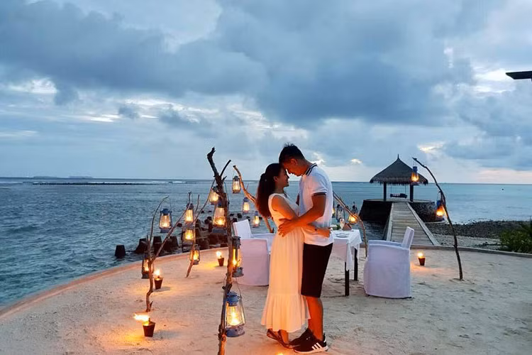 Hình ảnh Bình Minh tình tứ bên bà xã trong không gian vô cùng lãng mạn ở thiên đường Maldives.